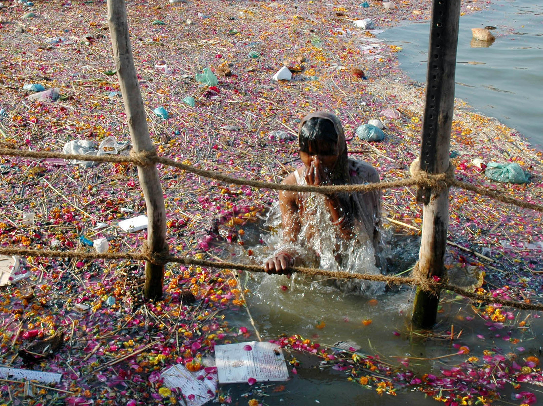 Самое страшное лето. Река ганг в Индии загрязнения. Река ганг грязная река. Река ганг самая грязная река в мире. Река Ганга Индия самая грязная река в мире.