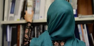 Pour avoir porté le voile en signe de solidarité, cette prof chrétienne est suspendue de son université