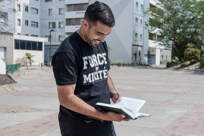 Abdellah crée un site Web pour aider les collégiens de 3ème année à trouver un stage