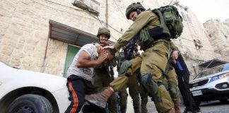 Des soldats tabassent un Palestinien pour une raison ridicule - VIDEO