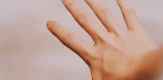 Il se ronge les ongles et doit se faire opérer d'urgence pour une grave infection