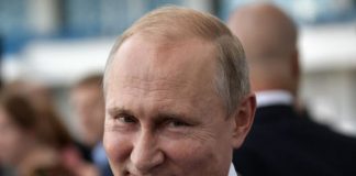 Insolite - Vladimir Poutine vient en aide à un garde palestinien à Bethléem