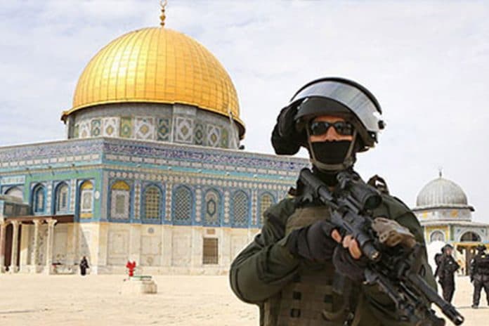 Israël arrête 13 Palestiniens qui sortaient de la mosquée Al-Aqsa après la prière