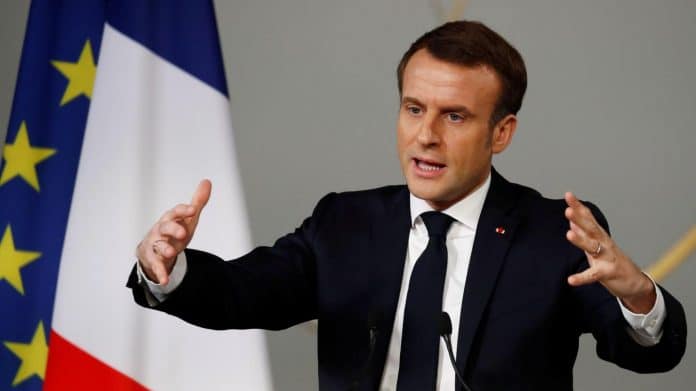 Emmanuel Macron encourage son équipe - «  Soyez fiers d’être des amateurs ! »
