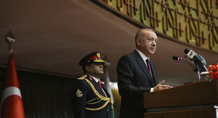 Erdogan s'engage fermement à résoudre le problème syrien dans un discours fort