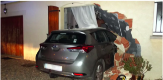Insolite Un automobiliste encastre sa voiture dans sa propre maison