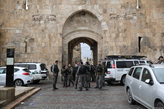 La police israélienne tire à bout portant sur un Palestinien à Jérusalem