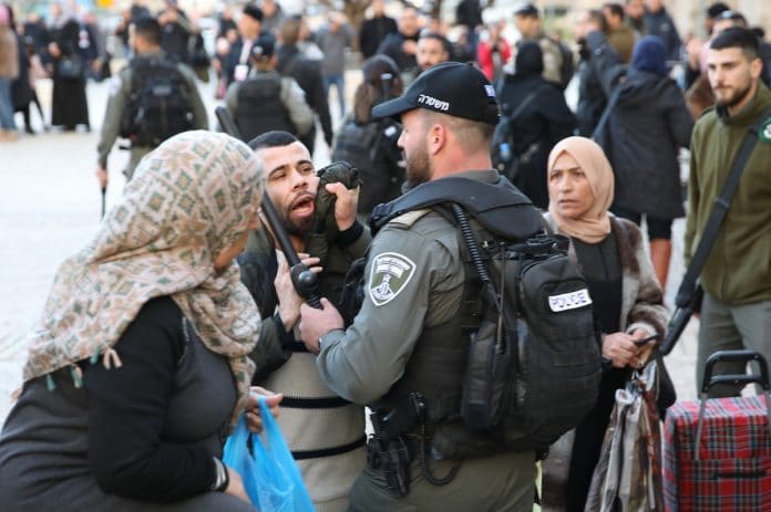 Palestine - La police israélienne refoule des fidèles en route vers la mosquée Al-Aqsa
