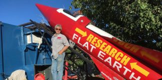 Rocketman est mort dans sa fusée artisanale alors qu’il voulait prouver que la Terre était plate - VIDEO