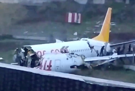Turquie Un avion dérape hors de piste et se brise en morceaux - VIDEO