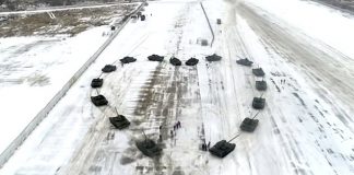 Un soldat russe demande sa fiancée en mariage au milieu de chars en forme de coeur - VIDEO