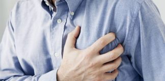 Victime d'une crise cardiaque, ils refusent de l'aider par peur du coronavirus