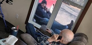 Coronavirus - Un fils trouve le moyen de rendre visite à son père âgé malgré le confinement