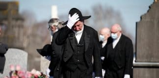 Coronavirus - Une famille assiste à l'enterrement d'un proche et se fait verbaliser