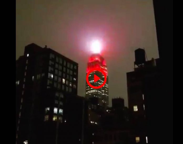 New-York Les gyrophares d’une ville assiégée jaillissent de l’Empire State Building (1)