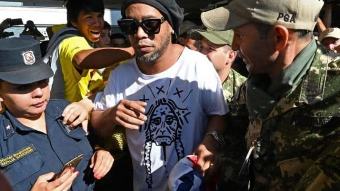 Ronaldinho arrêté au Paraguay pour possession de faux passeports