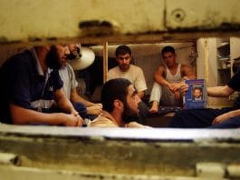«Utilisez vos chaussettes pour faire des masques» se moquent les gardes israéliens envers les prisonniers palestiniens