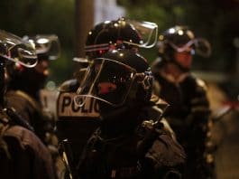 Émeutes : La police ordonne à ses fonctionnaires "d'éviter le contact avec les perturbateurs"