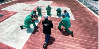 Coronavirus - Aux Etats-Unis, des infirmiers prient chaque jour sur le toit de leur hôpital