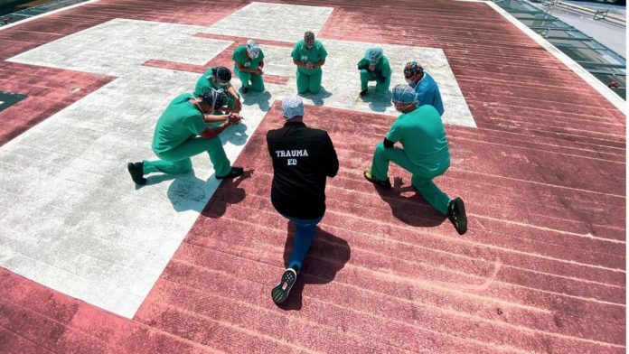 Coronavirus - Aux Etats-Unis, des infirmiers prient chaque jour sur le toit de leur hôpital