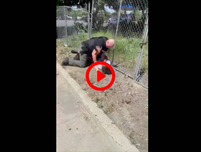 Etats-Unis une vidéo choquante montre un policer frapper et jeter au sol un garçon de 14 ans malade du coeur - VIDEO