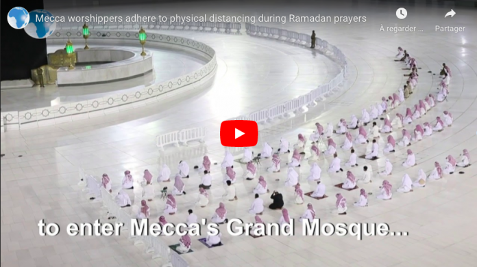 La Mecque les fidèles maintiennent les distances de sécurité pendant le Tarawih VIDEO
