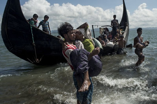 Le Bangladesh sauve près de 400 Rohingyas à la dérive depuis deux mois