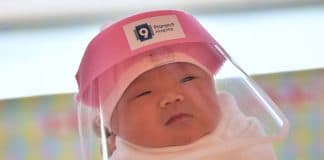 Thaïlande - des nouveau-nés reçoivent des masques adaptés pour les protéger du COVID-19