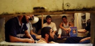 «Utilisez vos chaussettes pour faire des masques» se moquent les gardes israéliens envers les prisonniers palestiniens