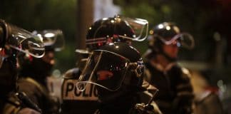 Émeutes : La police ordonne à ses fonctionnaires "d'éviter le contact avec les perturbateurs"