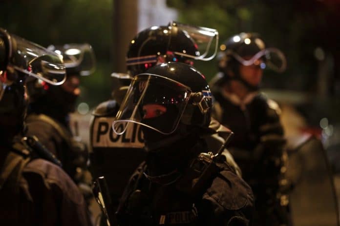 Émeutes : La police ordonne à ses fonctionnaires 