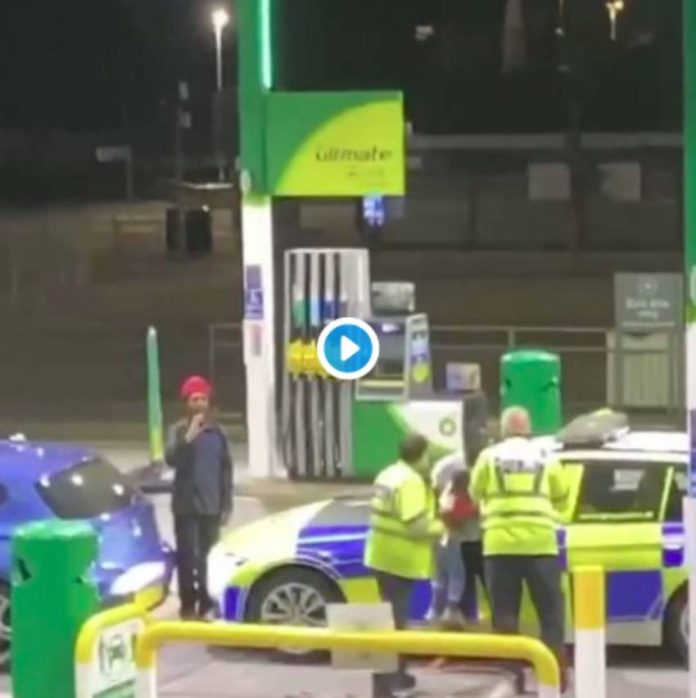 Choc un policier britannique tire sur un père au taser devant son jeune fils - VIDEO