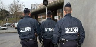 Deux policiers alcoolisés et drogués gazent un autre agent pour voir « ce que cela fait »