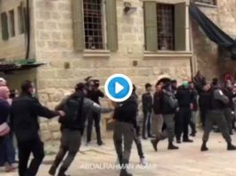 Jérusalem des policiers israéliens attaquent brutalement les Palestiniens pendant la prière de l’Aïd el-Fitr - VIDEO