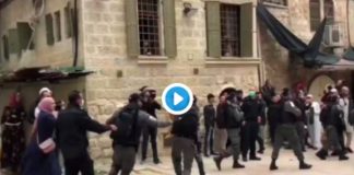 Jérusalem des policiers israéliens attaquent brutalement les Palestiniens pendant la prière de l’Aïd el-Fitr - VIDEO