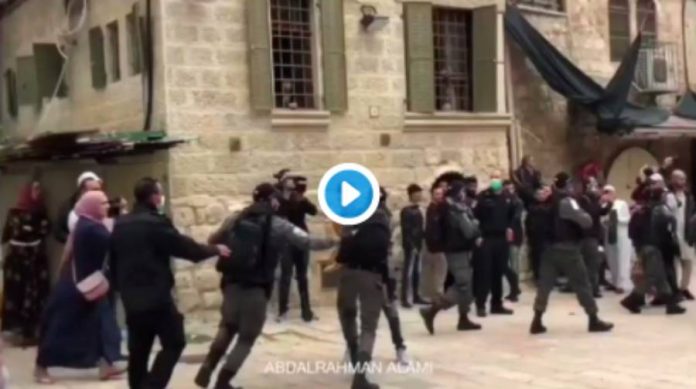 Jérusalem des policiers israéliens attaquent brutalement les Palestiniens pendant la prière de l’Aïd el-Fitr - VIDEO