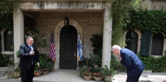 Jérusalem - la photo du ministre de la Défense israélien s’inclinant devant Mike Pompeo suscite l'inquiétude