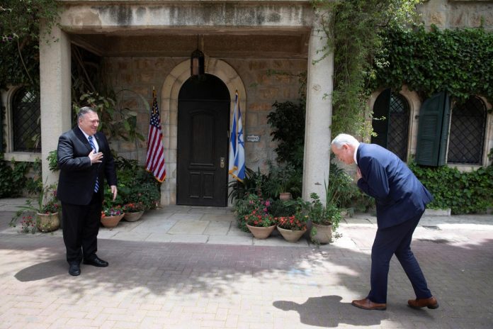 Jérusalem - la photo du ministre de la Défense israélien s’inclinant devant Mike Pompeo suscite l'inquiétude