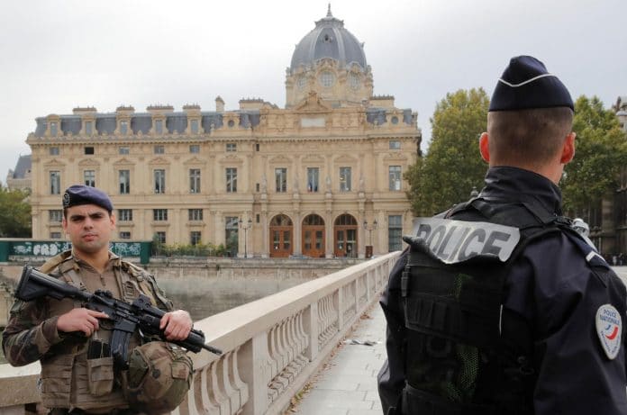 La Préfecture de police de Paris publie un document officiel contenant un symbole fasciste
