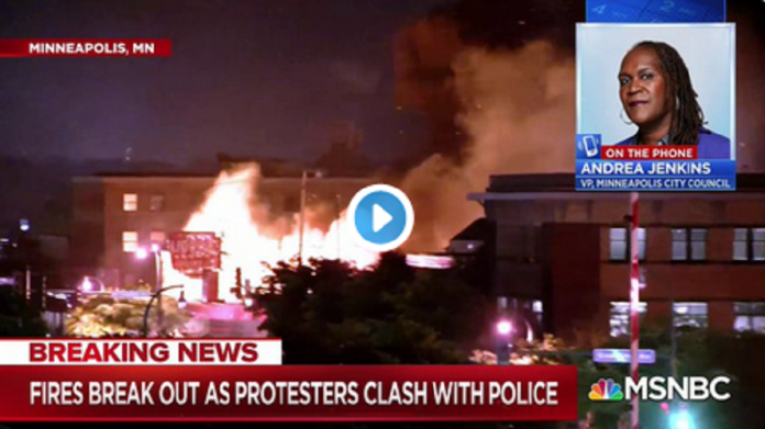 Le commissariat de Minneapolis prend feu lors des émeutes - VIDÉO