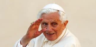 Le pape Benoît XVI s'attaque au mariage homosexuel et se fait critiquer pour ses positions sur l'Islam
