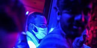 Les Américains inventent un masque qui devient fluo au contact du Covid-19