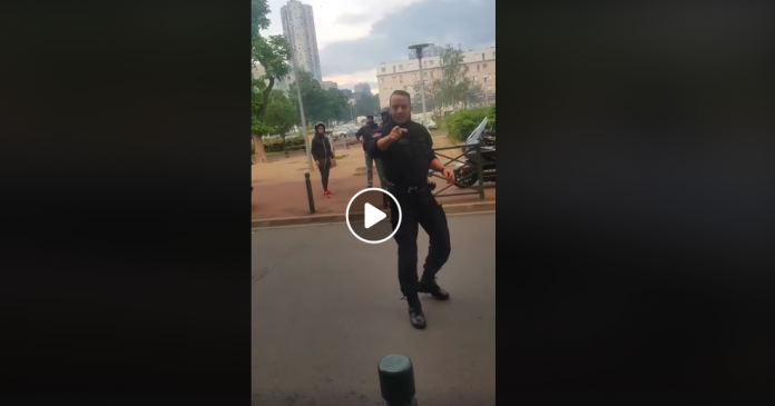 Nanterre un policier disjoncte complètement devant des habitants - VIDEO