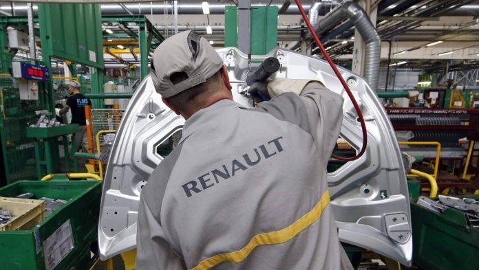 Scandale chez Renault : des cadres rapatriés mais 32 000 Marocains restent bloqués à l'étranger