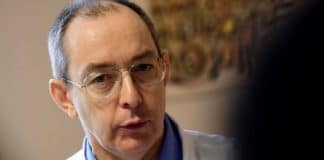 Un médecin décède du COVID-19, son épouse veut porter plainte contre le gouvernement - VIDEO