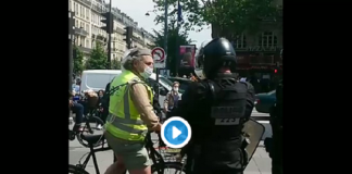 Un policier éternue volontairement sur un Gilet jaune à Paris - VIDÉO