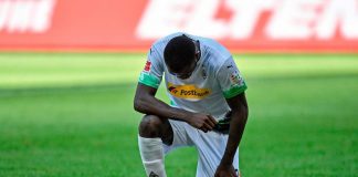 Football - Marcus Thuram rend hommage à Georges Floyd sur le terrain