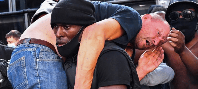 Londres : Un manifestant Black Lives Matter sauve un militant d'extrême-droite