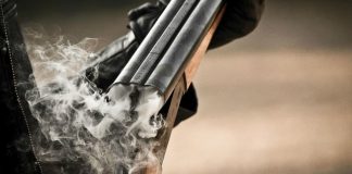 Maroc - un homme brandit un fusil de chasse en pleine rue à Casablanca