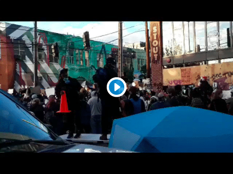 Mort de George Floyd un conducteur fonce sur la foule et tire sur un manifestant à Seattle - VIDEO